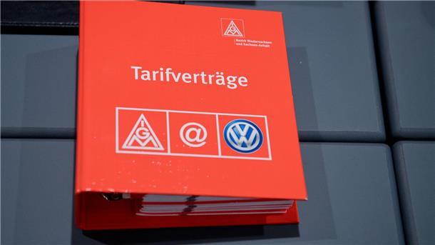 Lohnplus in Metall- und Elektrobranche und bei VW gefordert Eine Mappe mit Tarifverträgen liegt auf einem Tisch.