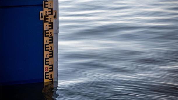 Hochwasserlage in Hannover stabil: Gefahr noch nicht gebannt Eine Markierung zeigt den Wasserstand an.