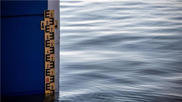 Versicherer rechnen mit Millionenschäden nach Hochwasser Eine Markierung zeigt den Wasserstand an.