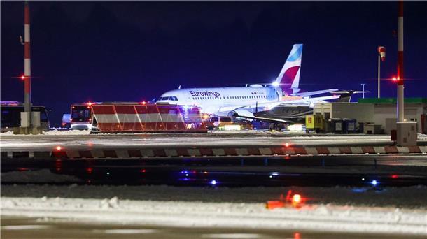 Eine Maschine der Fluggesellschaft Eurowings soll möglicherweise bei Glatteis von der Piste in den Grünstreifen gerutscht sein.