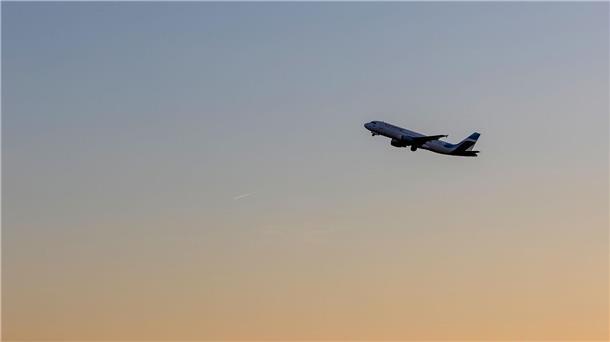 Vereinzelt Ausfälle am Flughafen nach Streikabsage Eine Maschine der Fluggesellschaft Eurowings startet.