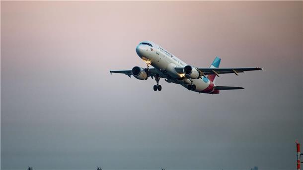 Eine Maschine der Fluggesellschaft Eurowings startet vom Flughafen Köln/Bonn.