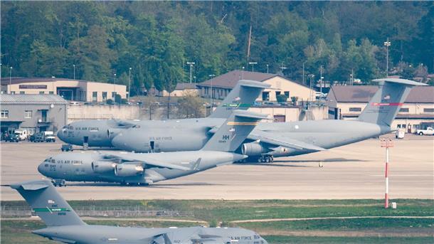 Krieg gegen die Ukraine: So ist die Lage Eine Maschine der United States Air Force rollt auf der US-Air Base Ramstein zum Start. Zahlreiche Verteidigungsminister und ranghohe Militärs beraten erneut über weitere Unterstützung der Ukraine.
