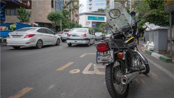 Iran will verhüllte Nummernschilder mit Haft bestrafen Eine Maske dient dazu, das Nummernschild des Mofas abzudecken.