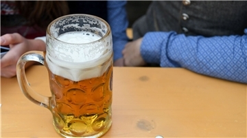 Eine Maß Bier steht im Hofbräuzelt auf einem Tisch.