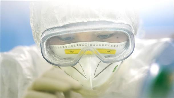 Coronavirus: China weist US-Bericht zu Laborpanne zurück Eine medizinische Mitarbeiterin in einem Labor in Wuhan in der zentralchinesischen Provinz Hubei.