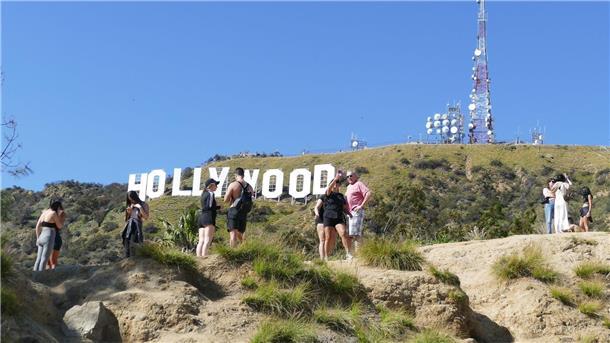 „Eine Menge Leute wollen eine Großaufnahme“: Touristen vor dem Hollywood-Schriftzug.
