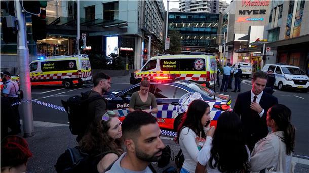 Eine Menschenmenge versammelt sich vor dem Westfield Shopping Centre. Medienberichten zufolge wurden in dem Einkaufszentrum in Sydney mehrere Menschen niedergestochen und eine Person von der Polizei erschossen.