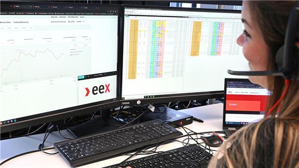 25 Jahre Strombörse - EEX nimmt Brasilien in den Blick Eine Mitarbeiterin der Energiebörse EEX hat in der Marktsteuerung das aktuelle Handelsgeschehen im Blick.