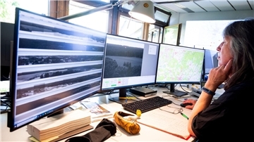 Waldbrandzentrale Lüneburg: „Kritische Bedingungen“  Eine Mitarbeiterin der Waldbrandzentrale Lüneburg sitzt vor Bildschirmen und schaut sich Kamerabilder an.