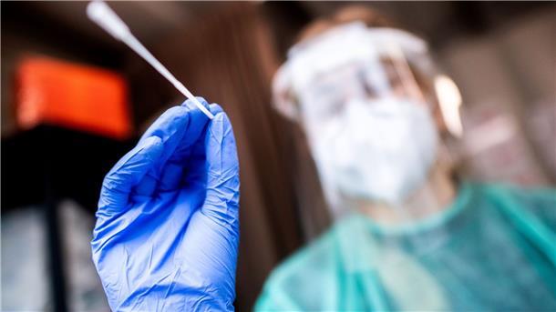 RKI registriert 46.964 Corona-Neuinfektionen Eine Mitarbeiterin einer Teststation in der Innenstadt von Oldenburg nimmt einen Abstrich.