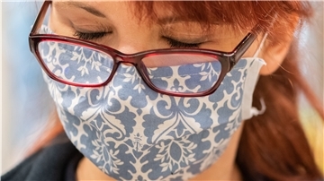 Eine Mitarbeiterin in einem Supermarkt trägt eine Schutzmaske. Um die Ausbreitung des Coronavirus zu verlangsamen, hat die Bundesregierung das Tragen der Mund-Nase-Bedeckung angeordnet.