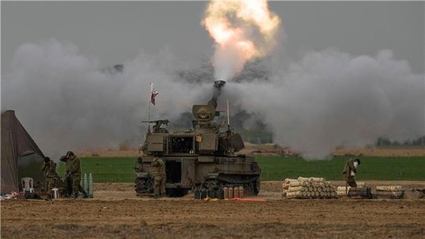 Helfer machtlos angesichts „humanitärer Katastrophe“ in Gaza Eine mobile israelische Artillerieeinheit feuert eine Granate aus dem Süden Israels in Richtung Gazastreifen.