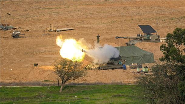 Eine mobile israelische Artillerieeinheit feuert eine Granate aus dem Süden Israels in Richtung des Gazastreifens ab.