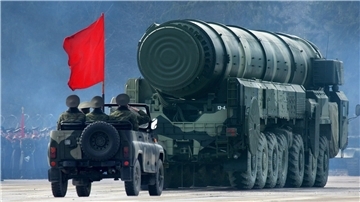 Eine mobile Startrampe für die atomwaffenfähige Interkontinentalrakete Topol-M während einer Militärparade in Russland (Archivbild).
