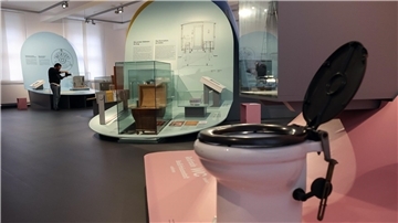 Eine Mobiltoilette aus dem kaiserlichen Salonwagen Österreichs (hinten, M.) und eine Bahn-Toilette der 1950er bis 1970er Jahre (r.).