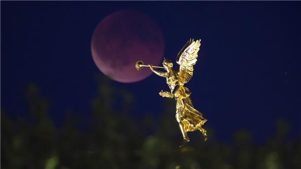 Rötliche Scheibe: Totale Mondfinsternis über Deutschland Eine Mondfinsternis kann es nur bei Vollmond geben.