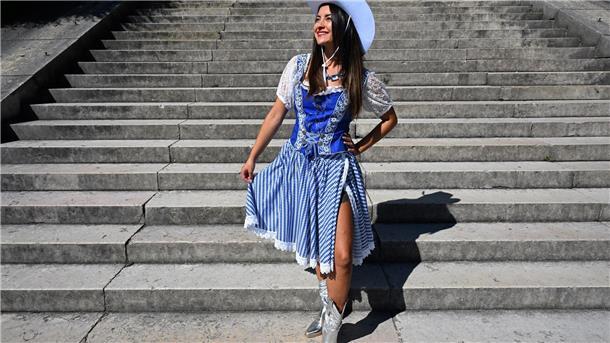Eine Münchner Designerin hat zu Ehren von Taylor Swift ein Swiftie-Dirndl entworfen (Foto Produktion).