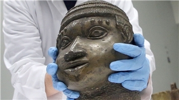 Eine Museumsmitarbeiterin verpackt eine der Benin-Bronzen, die im Ethnologischen Museum Dahlem in Berlin für die Rückgabe nach Nigeria zusammengestellt wurden.