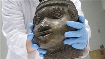 Eine Museumsmitarbeiterin verpackt eine der Benin-Bronzen, die für die Rückgabe nach Nigeria im Ethnologischen Museum Dahlem zusammen gestellt wurden.