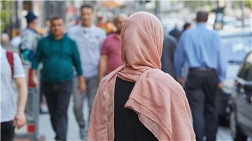 Eine Muslimin unterwegs in Hamburg:  Laut Untersuchungen stimmt etwa jede beziehungsweise jeder Zweite muslimfeindlichen Aussagen zu.