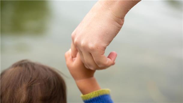 Kinderschutzbund: Unterhalt dient Absicherung des Kindes Eine Mutter hält ihr Kind an der Hand.