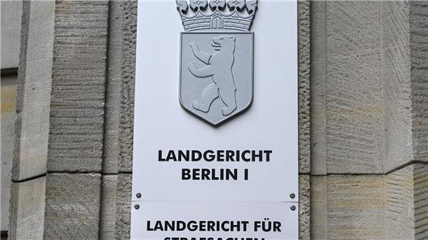 Eine Mutter kommt vor Gericht, weil sie Vergewaltigungen ihrer Tochter zugelassen haben soll. 