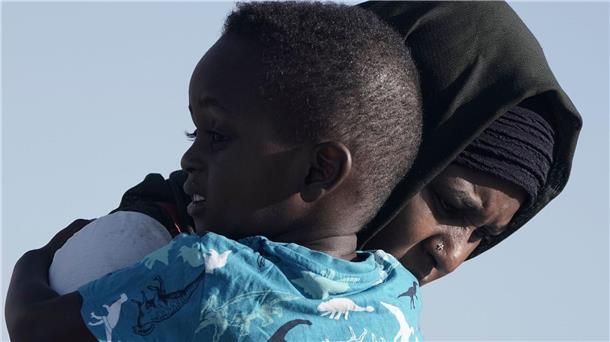 Eine Mutter mit Kind auf der Flucht: Im Sudan ist ein lange schwelender Machtkampf Mitte April gewaltsam eskaliert.