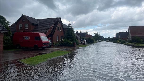 Eine nach Strakregen überflutete Straße in der Stadt Norden.