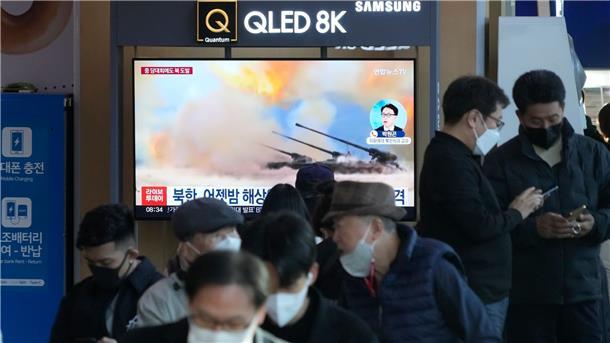 Eine Nachrichtensendung berichtet an einer Bahnhaltestelle im südkoreanischen Seoul über Militärübungen Nordkoreas.