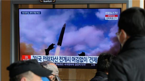Südkorea: Nordkorea feuert Langstreckenrakete ab Eine Nachrichtensendung zeigt in Seoul ein Archivbild eines Raketenstarts in Nordkorea.