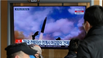 Eine Nachrichtensendung zeigt in Seoul ein Archivbild eines Raketenstarts in Nordkorea.