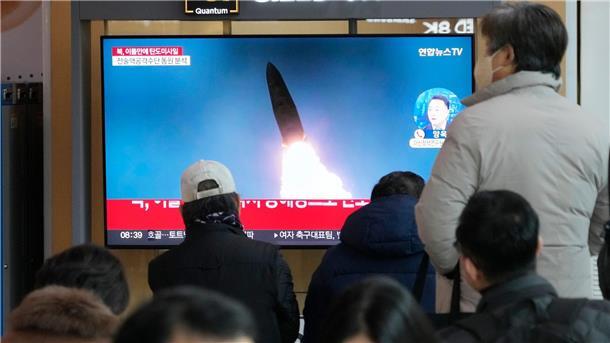 Eine Nachrichtensendung, zu sehen auf einem Bildschirm im Bahnhof von Seoul, zeigt das Archivbild eines nordkoreanischen Raketenstarts.