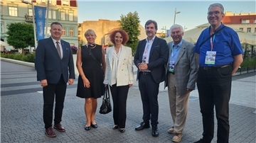 Gruppenfoto mit mehreren Menschen in Swinemünde. 
