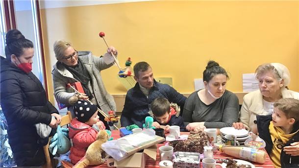 Eine Odyssee liegt hinter ihnen: Die ersten ukrainischen Flüchtlinge sind in Bremerhaven angekommen. Um (v. re) Svetlana (67), Albrina (33) mit dem kleinen Samuel (5), Vater Volodja (47) und Sulamita (3) kümmert sich Albrinas Schwester Tamara Jankel (links), die in Bremerhaven lebt, und Tafel-Leiterin Gaby Treschok (stehend). Vorn im Bild Svetlanas deutscher Enkelsohn, der in Bremerhaven lebt.
