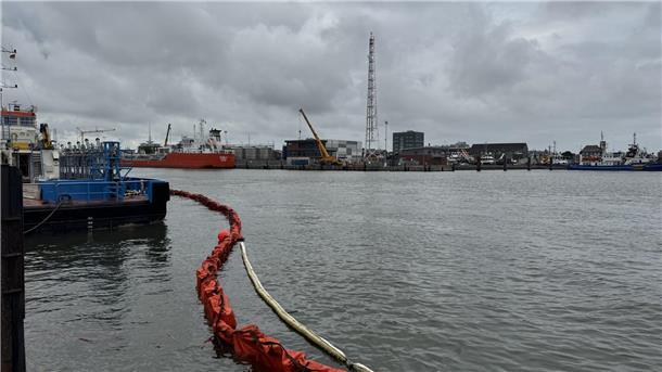 Eine Ölsperre liegt auf dem Wasser.