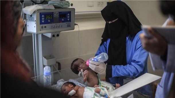 Eine palästinensische Ärztin bereitet ein Frühgeborenes in einem Krankenhaus für die Überführung nach Ägypten vor.