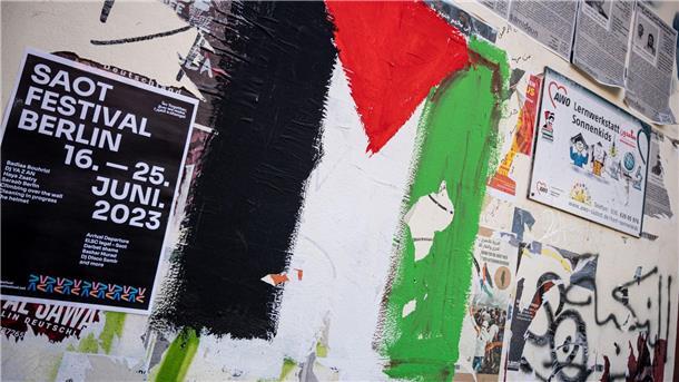 Beauftragter: Problem durch Antisemitismus an Schulen Eine palästinensische Flagge ist an eine Wand in Berlin-Neukölln gemalt.