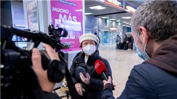 Eine Passagierin, die von Chongqing nach Madrid geflogen ist.