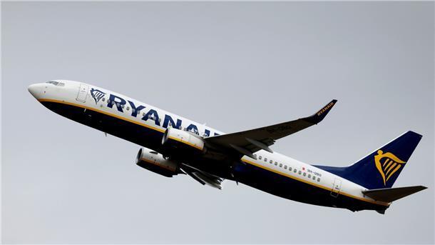 Eine Passagiermaschine der Fluggesellschaft Ryanair startet am Flughafen Köln/Bonn.
