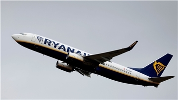 Eine Passagiermaschine der Fluggesellschaft Ryanair startet am Flughafen Köln/Bonn.