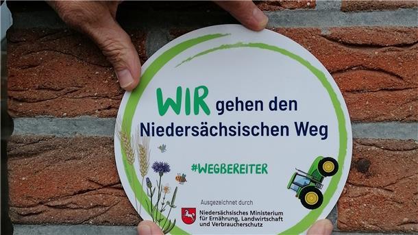 Eine Plakette "Wegbereiter"