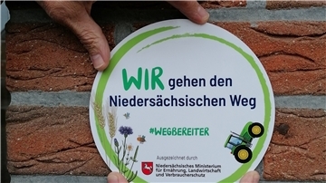 Eine Plakette "Wegbereiter"