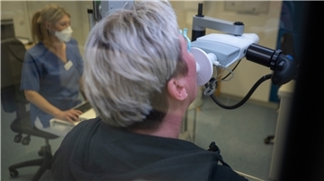 Eine Patientin beim Lungenfunktionstest: Viele Long-Covid-Betroffene klagen über anhaltende Atemprobleme.