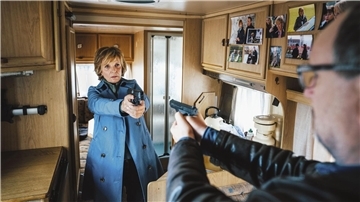 Eine Patt-Situation: Kommissarin Lucas (Ulrike Kriener) und ihr alter Kollege Wolfram Truss (Rainer Bock) richten ihre Waffen aufeinander.