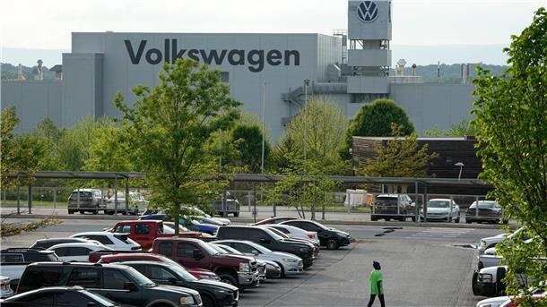 VW-Arbeiter in US-Werk organisieren sich gewerkschaftlich Eine Person geht über den Parkplatz des Volkswagen-Werks in Chattanooga, Tennessee.