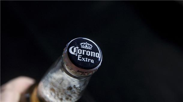 Corona-Bier wird künftig bei Hasseröder im Harz gebraut Eine Person hält eine Flasche des mexikanischen Corona-Biers in der Hand. Die Biermarke wird künftig auch in Sachsen-Anhalt in der „Hasseröder“-Brauerei hergestellt.