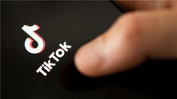 Eine Person öffnet die Tiktok-App.