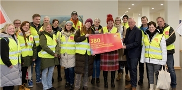 Eine Petition mit 380 Unterschriften haben am Montag Verdi-Vertreter an Bürgermeister Torsten Neuhoff übergeben.
