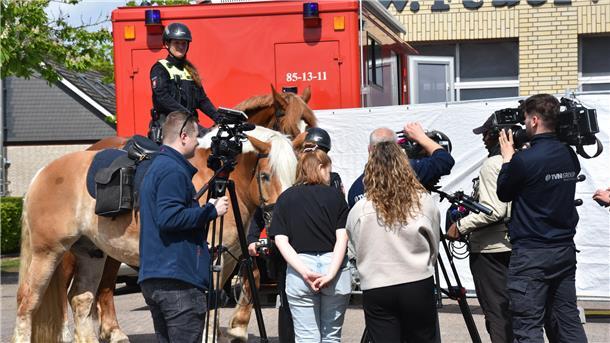 Wo ist Arian? Helfer wollen nicht aufgeben und den Sechsjährigen finden Eine Pferdestaffel der Polizei hilft bei der Suche nach Arian.